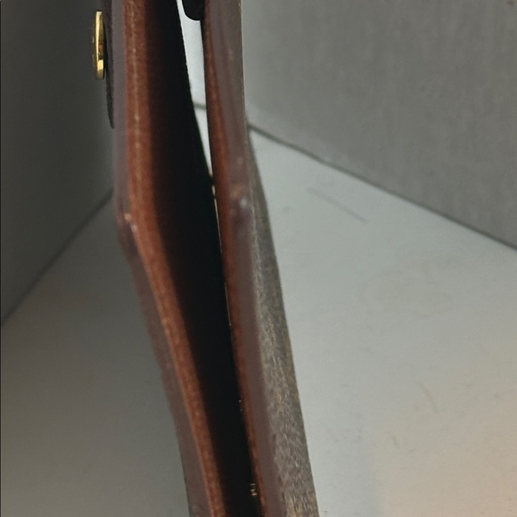 Louis Vuitton Monogram Agenda/ Passport Holder
Date Code SP0090
4” x 6” - Picture 6 of 11